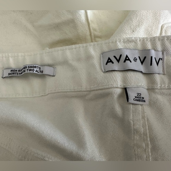 Ava & Viv Women's High Rise Slim Fit Midi White Denim 5 in Shorts Size 22 - Picture 4 of 4